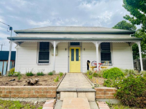 Updated Cottage on Large Sunny Block - 5 mins-CBD